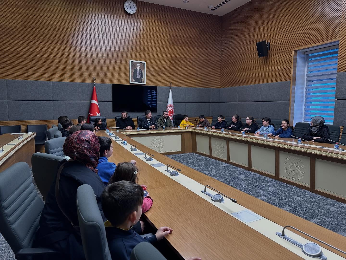 Necmettin Erkan, TÜGVA’lı Öğrencileri Gazi Meclis’te Ağırladı