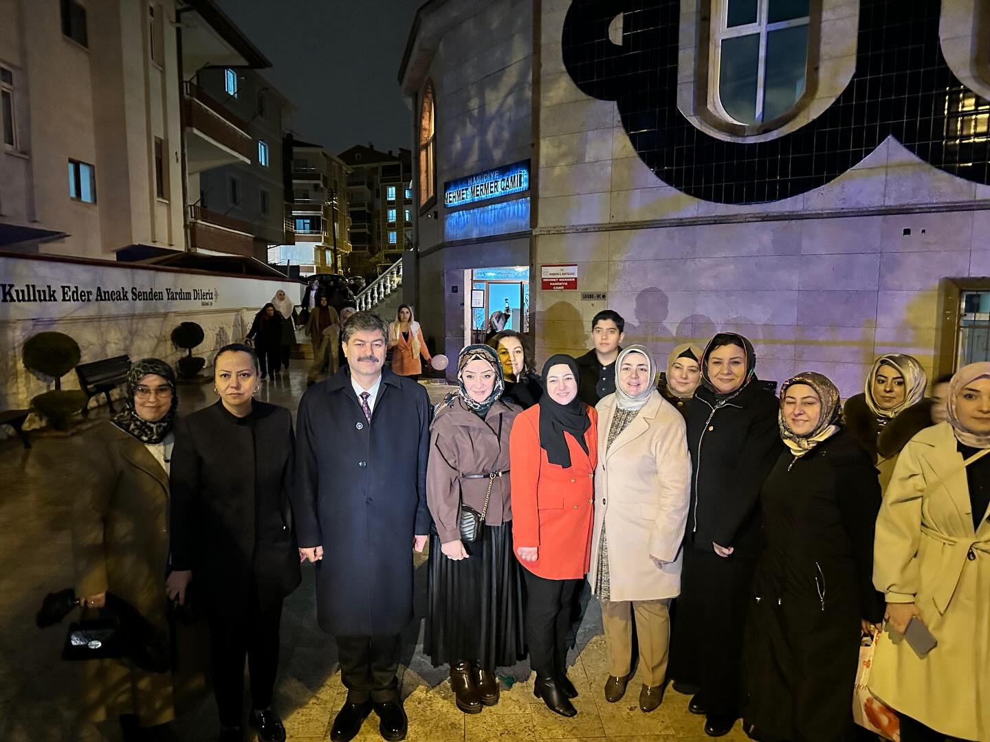 Necmettin Erkan, Hamidiye Camii’nde Teravih Sonrası Vatandaşlarla Buluştu